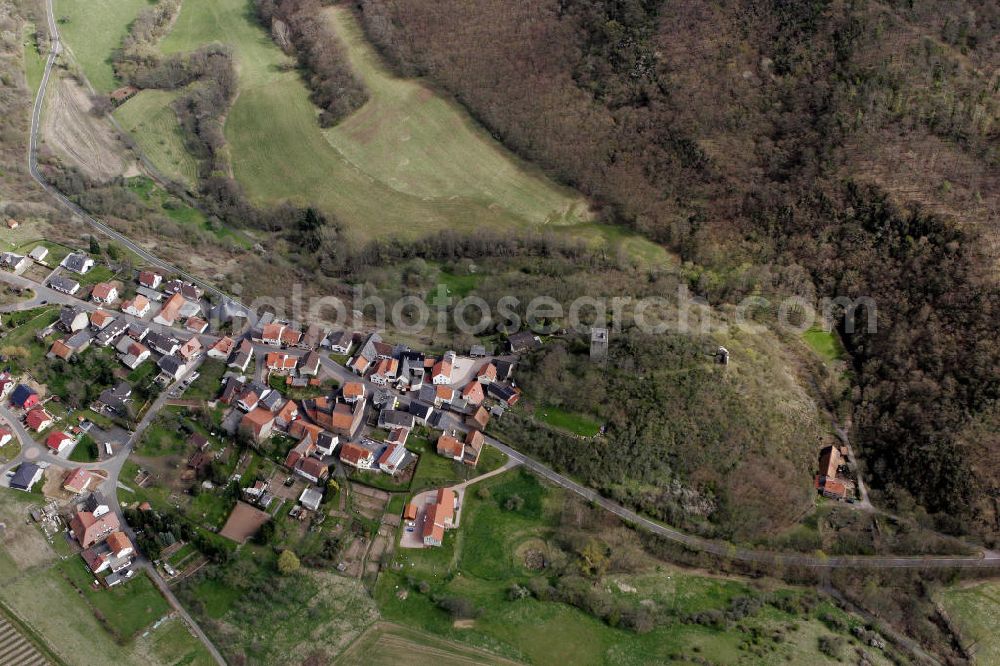 Aerial image Burgsponheim - Blick auf die Ortschaft Burgsponheim in Rheinland Pfalz. Am Dorfrand ist die Burgruine Burgsponheim aus dem 12. Jahrhundert zu sehen. View to the village Burgsponheim in Rhineland- Palatinate. At the edge of the village is the castle ruin Burgsponheim from the 12. century recognizeable.