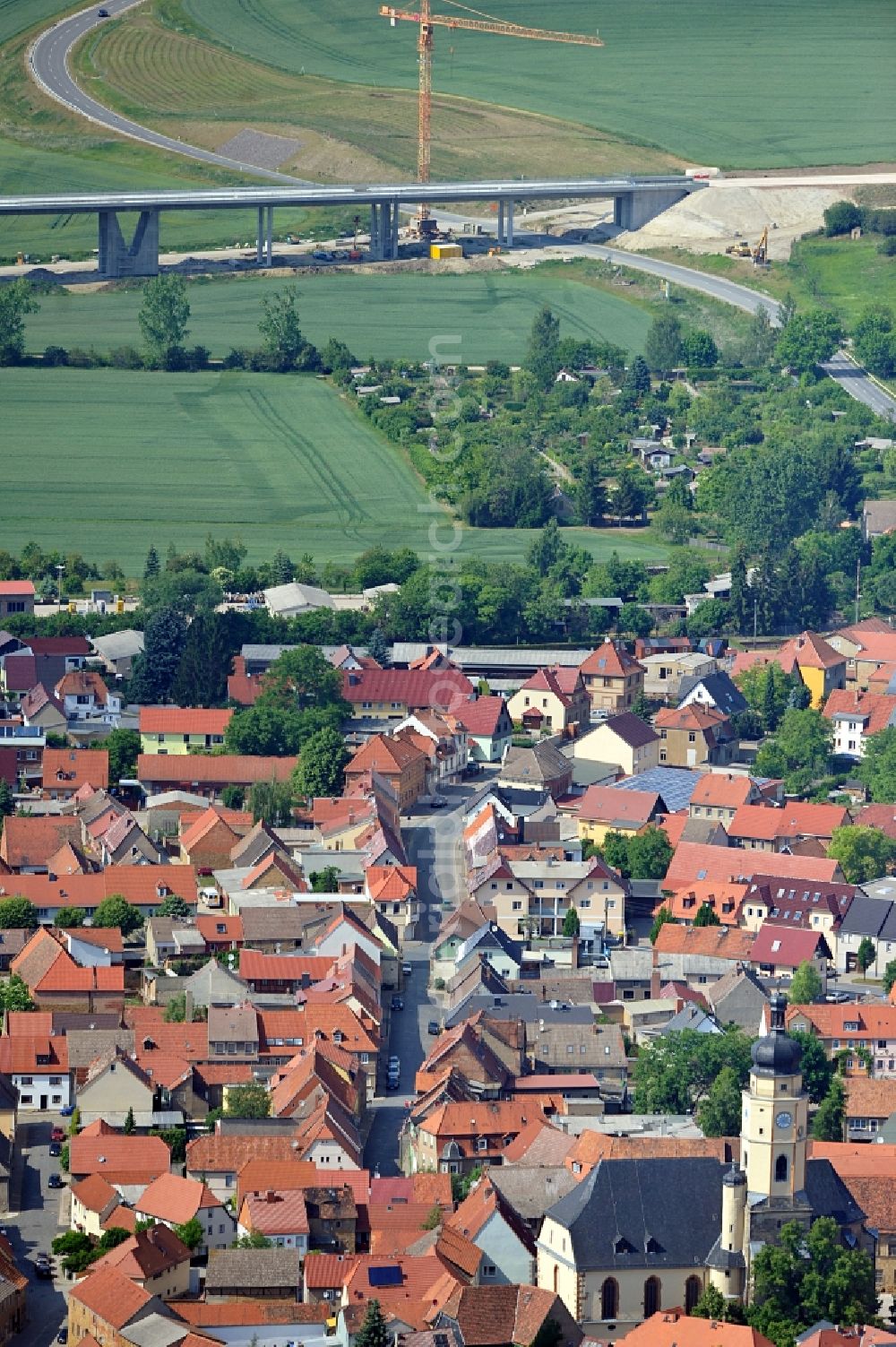 Buttstädt from above - Stadtansicht von Buttstädt im Bundesland Thüringen. Buttstädt besitzt einen mittelalterlichen Stadtkern mit einer teilweise noch erhaltenen Stadtmauer, dem Brückentor und dem Rastenberger Tor. Diese stehen neben weiteren 42 Einzelobjekten unter Denkmalschutz. Die spätgotische Michaeliskirche von 1511 und das Renaissance-Rathaus befinden sich im Zentrum der Stadt.