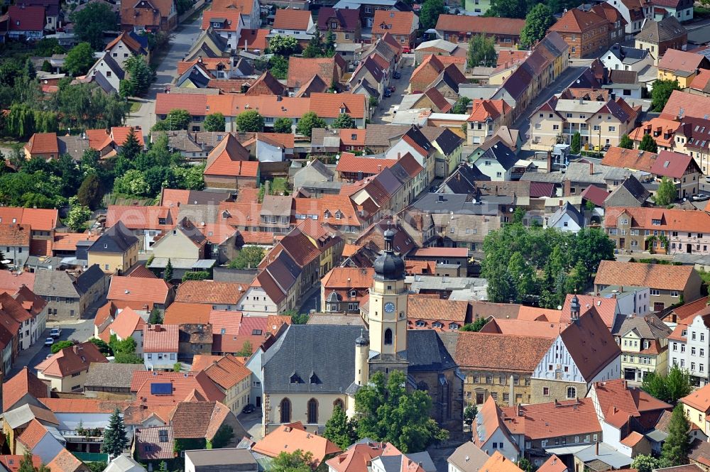 Buttstädt from the bird's eye view: Stadtansicht von Buttstädt im Bundesland Thüringen. Buttstädt besitzt einen mittelalterlichen Stadtkern mit einer teilweise noch erhaltenen Stadtmauer, dem Brückentor und dem Rastenberger Tor. Diese stehen neben weiteren 42 Einzelobjekten unter Denkmalschutz. Die spätgotische Michaeliskirche von 1511 und das Renaissance-Rathaus befinden sich im Zentrum der Stadt.