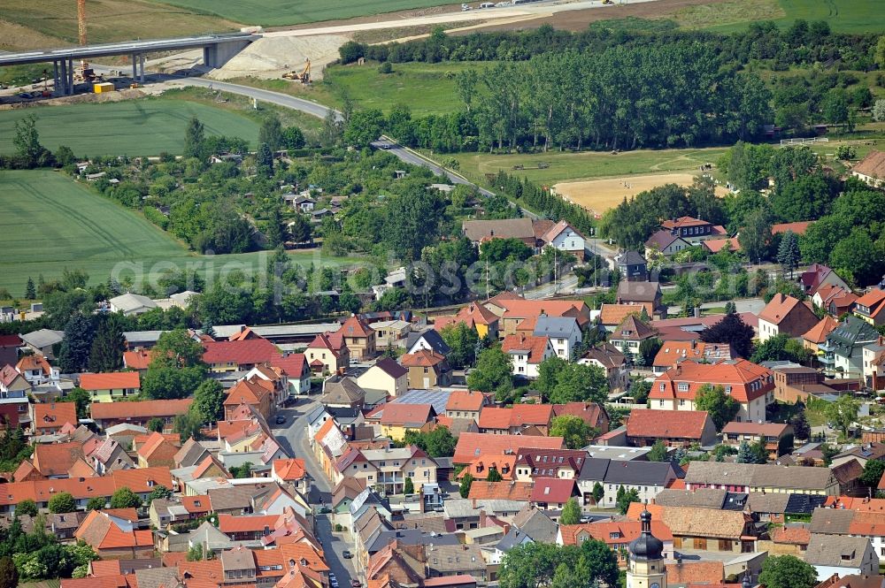 Buttstädt from the bird's eye view: Stadtansicht von Buttstädt im Bundesland Thüringen. Buttstädt besitzt einen mittelalterlichen Stadtkern mit einer teilweise noch erhaltenen Stadtmauer, dem Brückentor und dem Rastenberger Tor. Diese stehen neben weiteren 42 Einzelobjekten unter Denkmalschutz. Die spätgotische Michaeliskirche von 1511 und das Renaissance-Rathaus befinden sich im Zentrum der Stadt.