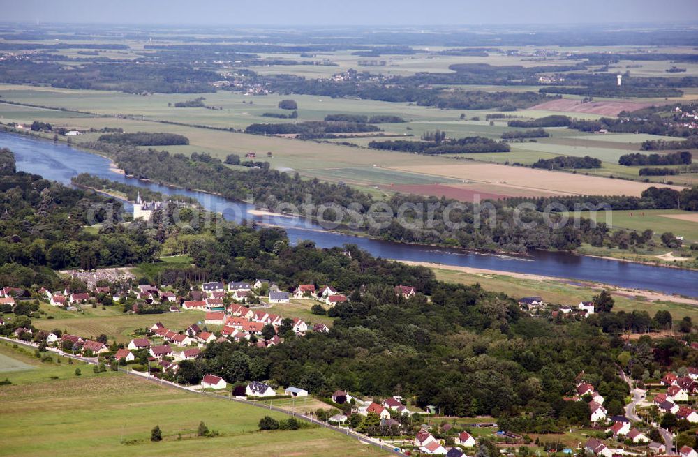 Chaumont-sur-Loire from above - Blick auf die französische Gemeinde Chaumont-sur-Loire im Département Loir-et-Cher, mit dem Fluss Loire und dem Schloss Chaumont im Hintergrund. Das Schloss wurde im 15. Jahrhundert als Ersatz für einen geschliffenen Vorgängerbau errichtet und ist heute für Besucher zugänglich. View to the village Chaumont-sur-Loire, with the castle Chaumont and the river Loire in the background. The castle was built in the 15th century and is opened for visitors now.