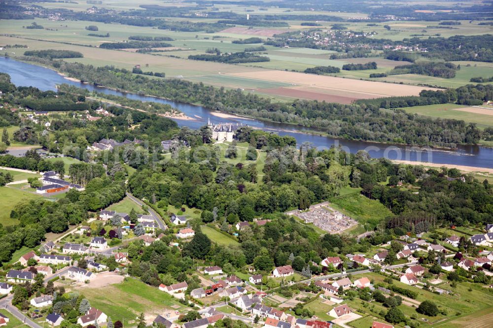 Chaumont-sur-Loire from the bird's eye view: Blick auf die französische Gemeinde Chaumont-sur-Loire im Département Loir-et-Cher, mit dem Fluss Loire und dem Schloss Chaumont im Hintergrund. Das Schloss wurde im 15. Jahrhundert als Ersatz für einen geschliffenen Vorgängerbau errichtet und ist heute für Besucher zugänglich. View to the village Chaumont-sur-Loire, with the castle Chaumont and the river Loire in the background. The castle was built in the 15th century and is opened for visitors now.