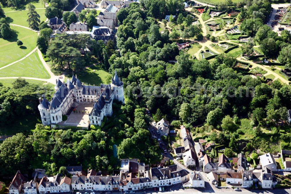 Aerial image Chaumont-sur-Loire - Blick auf die französische Gemeinde Chaumont-sur-Loire im Département Loir-et-Cher, mit dem Schloss Chaumont im Hintergrund. Das Schloss wurde im 15. Jahrhundert als Ersatz für einen geschliffenen Vorgängerbau errichtet und ist heute für Besucher zugänglich. View to the village Chaumont-sur-Loire, with the castle Chaumont in the background. The castle was built in the 15th century and is opened for visitors now.