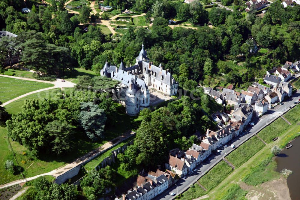 Aerial photograph Chaumont-sur-Loire - Blick auf die französische Gemeinde Chaumont-sur-Loire im Département Loir-et-Cher, mit dem Schloss Chaumont im Hintergrund. Das Schloss wurde im 15. Jahrhundert als Ersatz für einen geschliffenen Vorgängerbau errichtet und ist heute für Besucher zugänglich. View to the village Chaumont-sur-Loire, with the castle Chaumont in the background. The castle was built in the 15th century and is opened for visitors now.