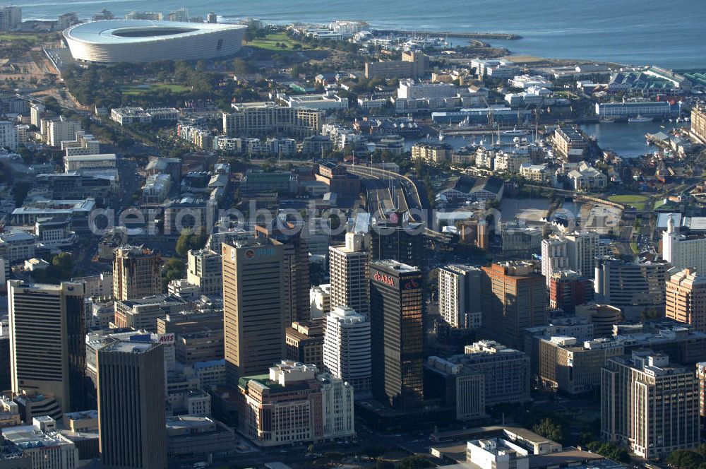 Kapstadt / Cap Town from the bird's eye view: Stadtansicht von Kapstadt in der Provinz Western Cape von Südafrika, ein Austragungsort der Fußball- Weltmeisterschaft 2010. Cityscape of the Cap Town in South Africa a venue of the 2010 FIFA World Cup.