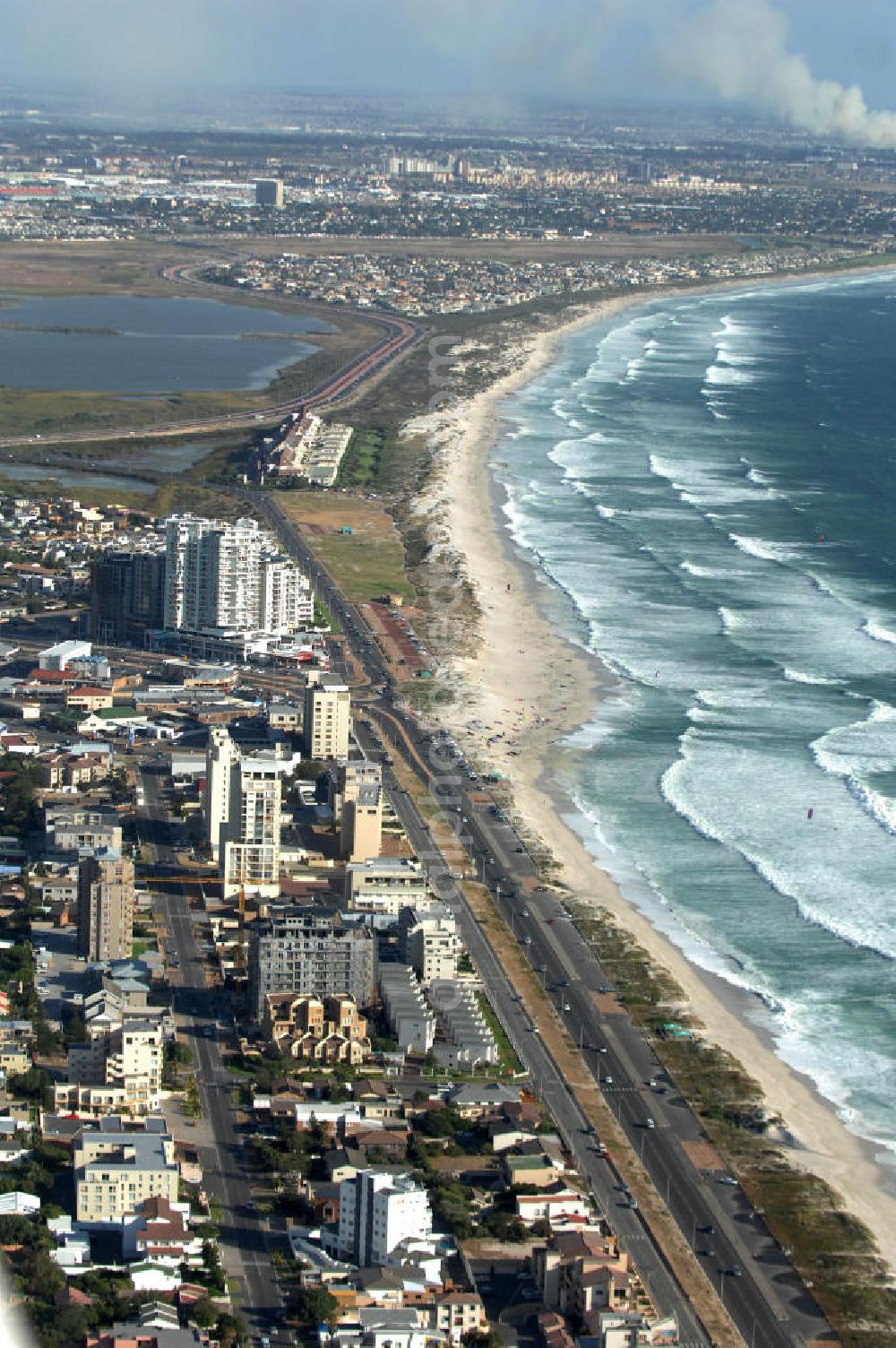 Kapstadt / Cap Town from the bird's eye view: Stadtansicht von Kapstadt in der Provinz Western Cape von Südafrika, ein Austragungsort der Fußball- Weltmeisterschaft 2010. Cityscape of the Cap Town in South Africa a venue of the 2010 FIFA World Cup.