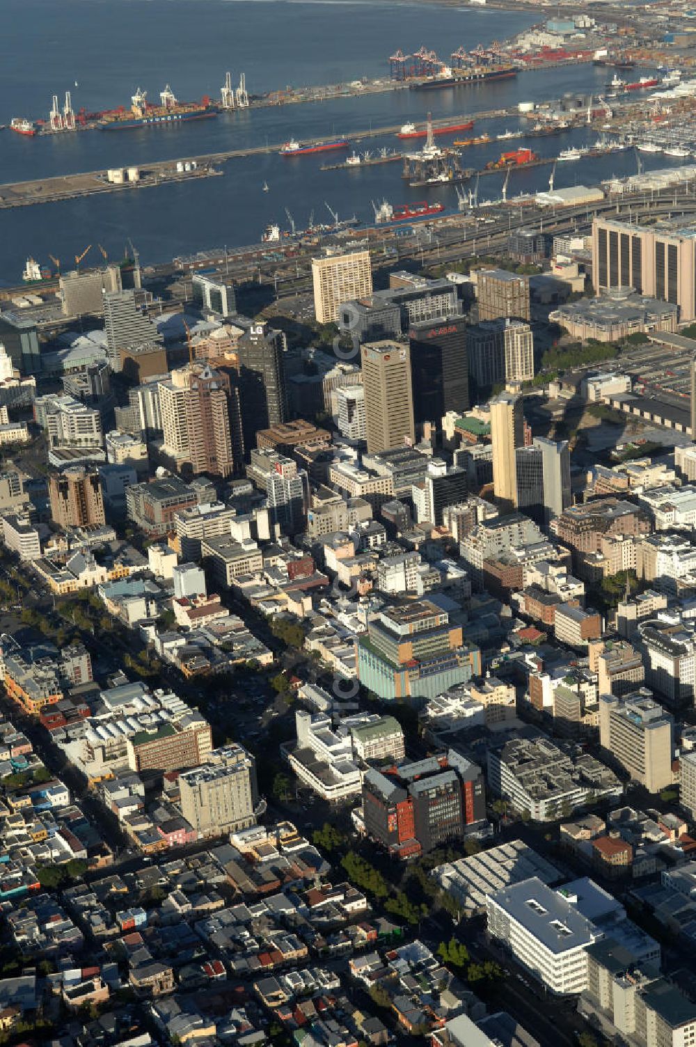 Aerial photograph Kapstadt / Cap Town - Stadtansicht von Kapstadt in der Provinz Western Cape von Südafrika, ein Austragungsort der Fußball- Weltmeisterschaft 2010. Cityscape of the Cap Town in South Africa a venue of the 2010 FIFA World Cup.