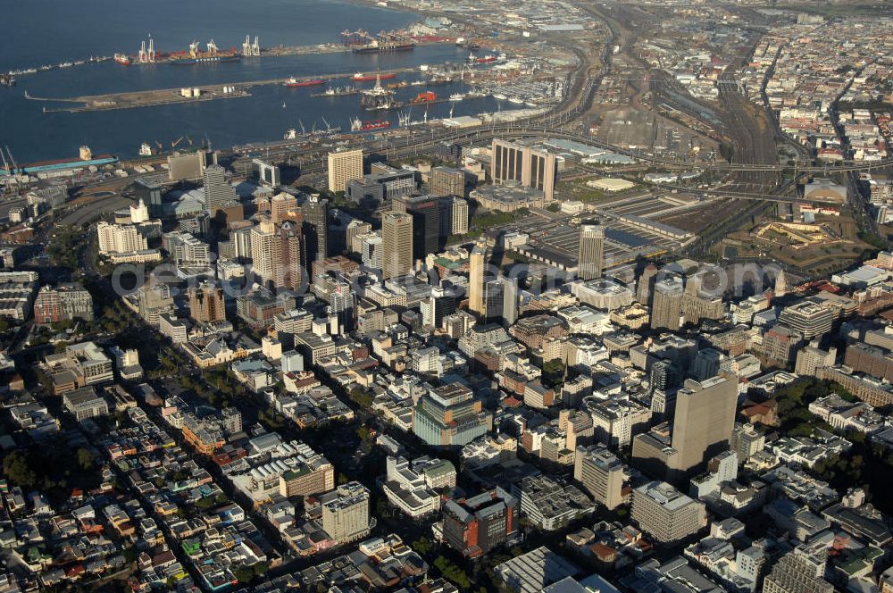 Kapstadt / Cap Town from above - Stadtansicht von Kapstadt in der Provinz Western Cape von Südafrika, ein Austragungsort der Fußball- Weltmeisterschaft 2010. Cityscape of the Cap Town in South Africa a venue of the 2010 FIFA World Cup.