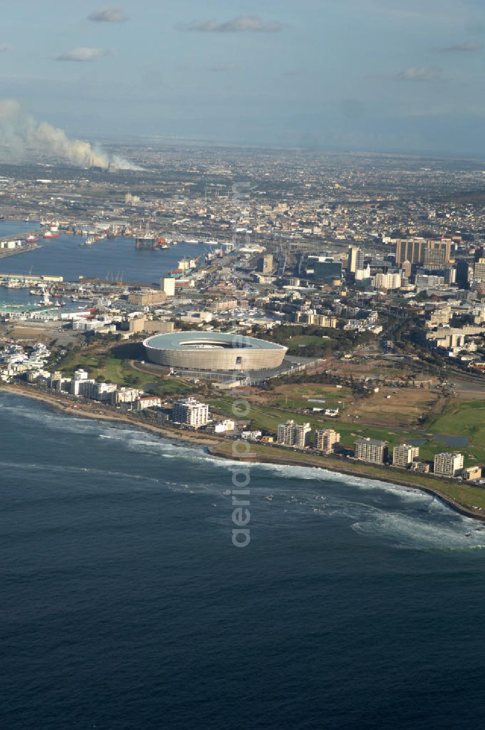 Kapstadt / Cap Town from above - Stadtansicht von Kapstadt in der Provinz Western Cape von Südafrika, ein Austragungsort der Fußball- Weltmeisterschaft 2010. Cityscape of the Cap Town in South Africa a venue of the 2010 FIFA World Cup.