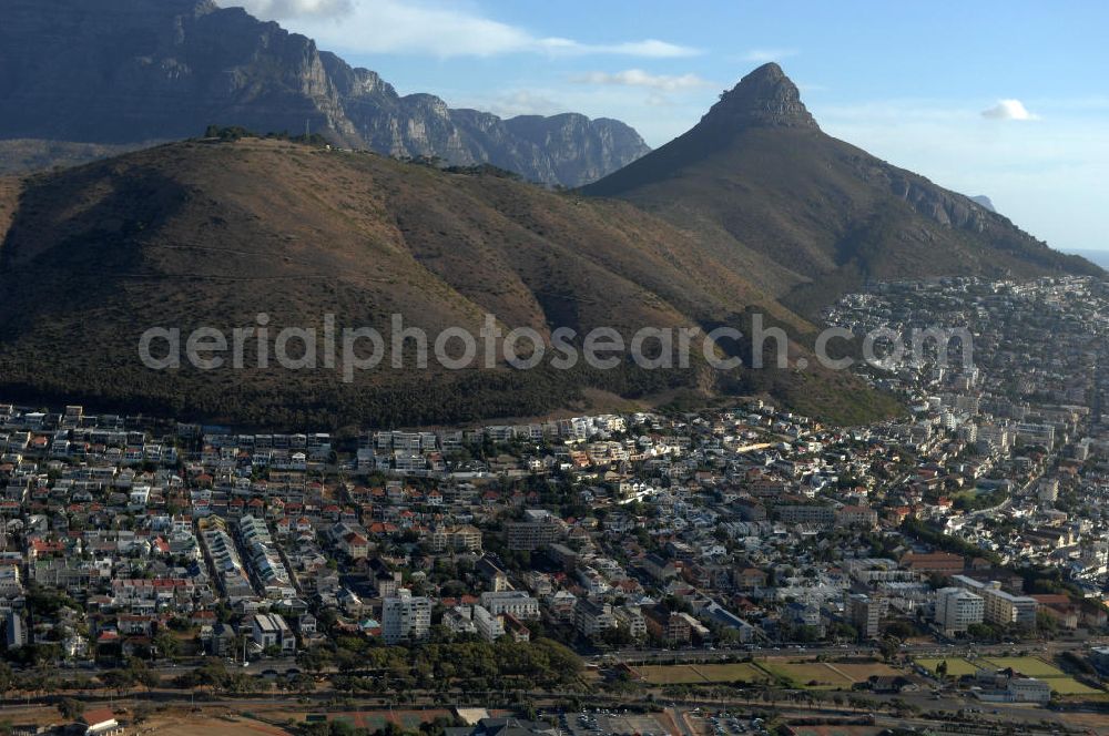 Kapstadt / Cap Town from above - Stadtansicht von Kapstadt in der Provinz Western Cape von Südafrika, ein Austragungsort der Fußball- Weltmeisterschaft 2010. Cityscape of the Cap Town in South Africa a venue of the 2010 FIFA World Cup.