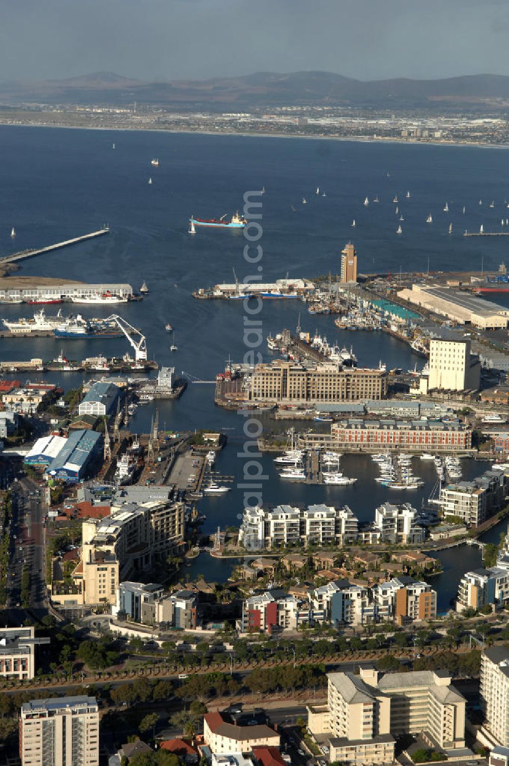 Kapstadt / Cap Town from the bird's eye view: Stadtansicht von Kapstadt in der Provinz Western Cape von Südafrika, ein Austragungsort der Fußball- Weltmeisterschaft 2010. Cityscape of the Cap Town in South Africa a venue of the 2010 FIFA World Cup.