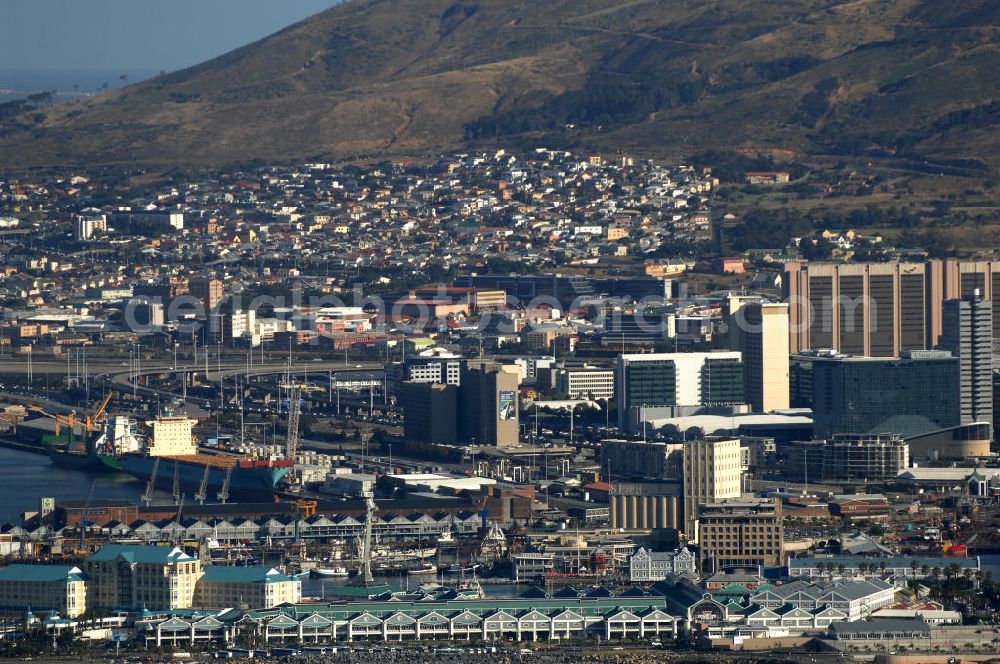 Kapstadt / Cap Town from the bird's eye view: Stadtansicht von Kapstadt in der Provinz Western Cape von Südafrika, ein Austragungsort der Fußball- Weltmeisterschaft 2010. Cityscape of the Cap Town in South Africa a venue of the 2010 FIFA World Cup.