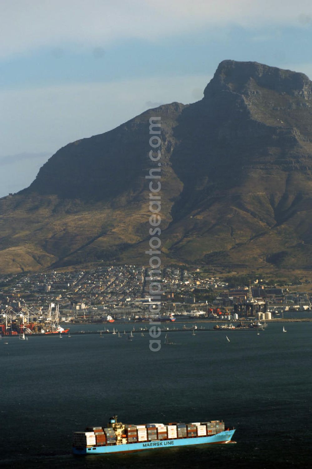 Kapstadt / Cap Town from above - Stadtansicht von Kapstadt in der Provinz Western Cape von Südafrika, ein Austragungsort der Fußball- Weltmeisterschaft 2010. Cityscape of the Cap Town in South Africa a venue of the 2010 FIFA World Cup.