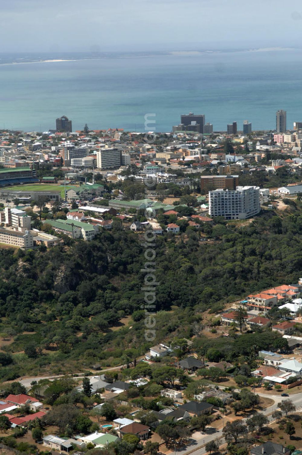 Port Elizabeth from above - Stadtansicht von Port Elizabeth in der Provinz Eastern Cape von Südafrika, einem Austragungsort der Fußball- Weltmeisterschaft 2010. Cityscape of Port Elizabeth in South Africa, a venue of the 2010 FIFA World Cup.