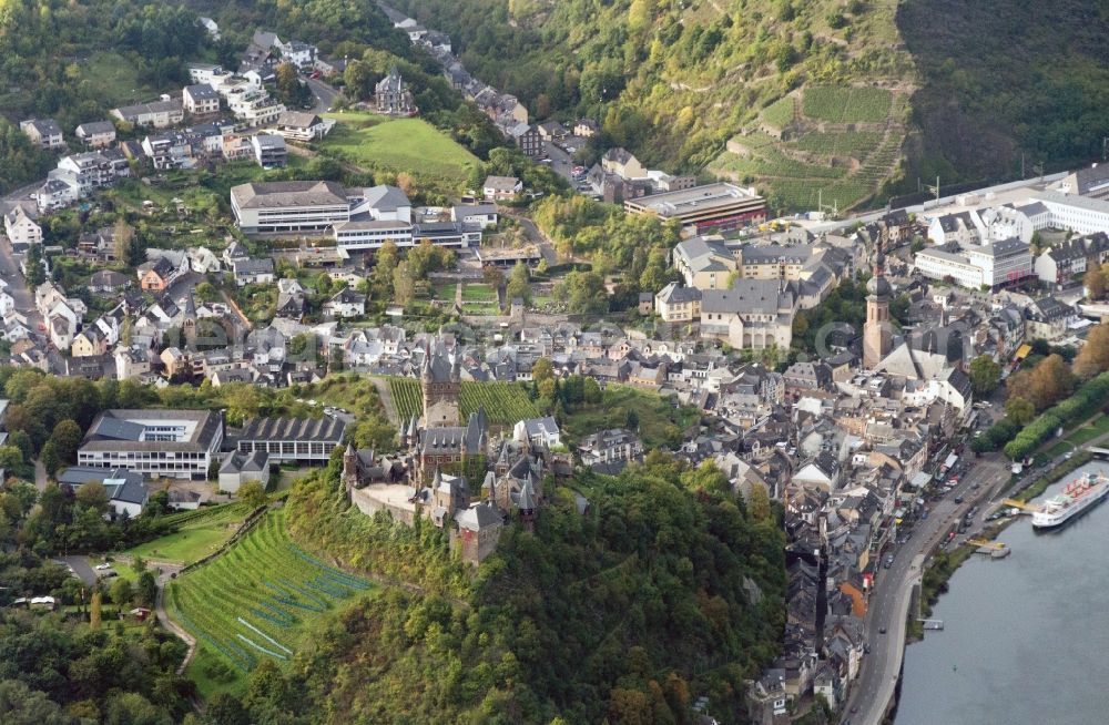 Aerial photograph Cochem - City center on the banks of the Moselle with the imperial castle in Cochem in the state of Rhineland-Palatinate