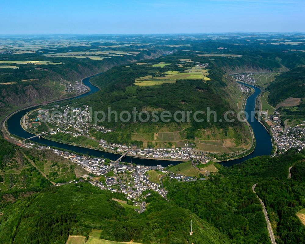 Aerial image Cochem - View of the town of Cochem and the course of the river Mosel in the state of Rhineland-Palatinate. Cochem is the largest town of the Cochem-Zell county district and is located in a bend of the river, surrounded by woods and hills. The official tourist resort consists of Sehl and the town centre on the left riverbank of the Mosel and Cond on the right riverbank