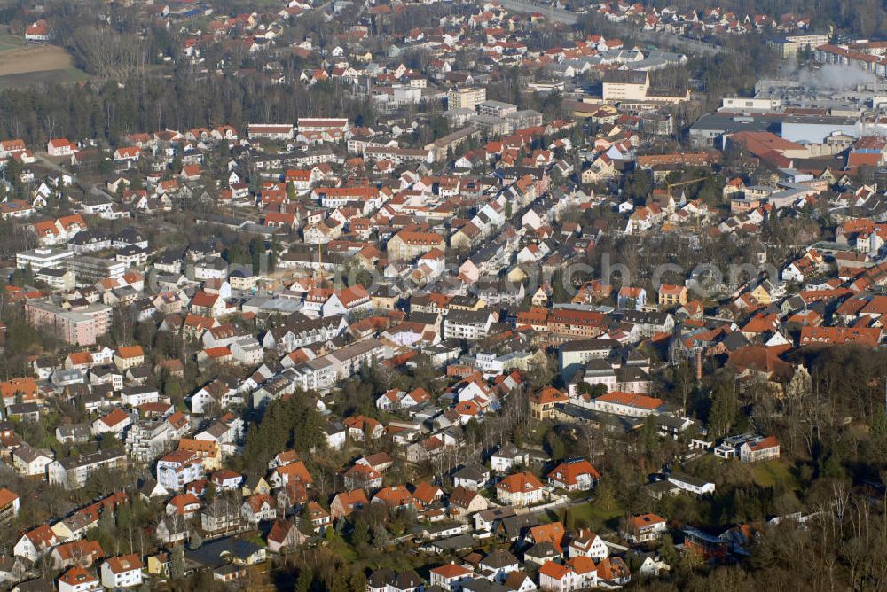 Aerial photograph Dachau - Blick auf die Stadt Dachau. Dachau ist eine Große Kreisstadt im gleichnamigen oberbayerischen Landkreis und liegt nordwestlich von München. Mit gut 40.000 Einwohnern ist sie nach Freising die zweitgrößte Stadt im Münchener Umland. Da sich die Amper in Altwasser verlaufen konnte, gab es viele Furten, um diesen Fluss zu überqueren. Die ältesten Funde im Raum Dachau gehen daher bis in die Steinzeit zurück. Um circa 1000 v. Chr. drangen die Kelten in diesen Raum vor und besiedelten das Gebiet. Der Name Dachau leitet sich vom keltischen Dahauua ab, was übersetzt lehmige Aue bedeutet.