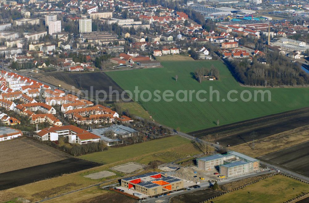 Dachau from above - Blick auf das Gebiet an der Theodor-Heuss-Straße in der Stadt Dachau. Dachau ist eine Große Kreisstadt im gleichnamigen oberbayerischen Landkreis und liegt nordwestlich von München. Mit gut 40.000 Einwohnern ist sie nach Freising die zweitgrößte Stadt im Münchener Umland. Da sich die Amper in Altwasser verlaufen konnte, gab es viele Furten, um diesen Fluss zu überqueren. Die ältesten Funde im Raum Dachau gehen daher bis in die Steinzeit zurück. Um ca. 1000 v. Chr. drangen die Kelten in diesen Raum vor und besiedelten das Gebiet. Der Name Dachau leitet sich vom keltischen Dahauua ab, was übersetzt lehmige Aue bedeutet.