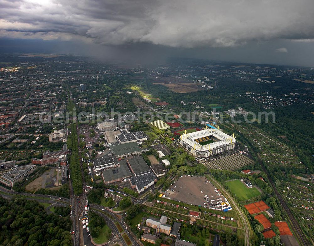 Dortmund from above - Blick über Dortmund mit den Westfalenhallen und dem Signal-Iduna-Park (früher Westfalenstadion) des Fußball-Bundesligisten Borussia Dortmund. View over Dortmund with the Westfalenhallen and the Signal-Iduna-Park (formerly the Westfalen Stadium), home ground of the Bundesliga football team Borussia Dortmund.