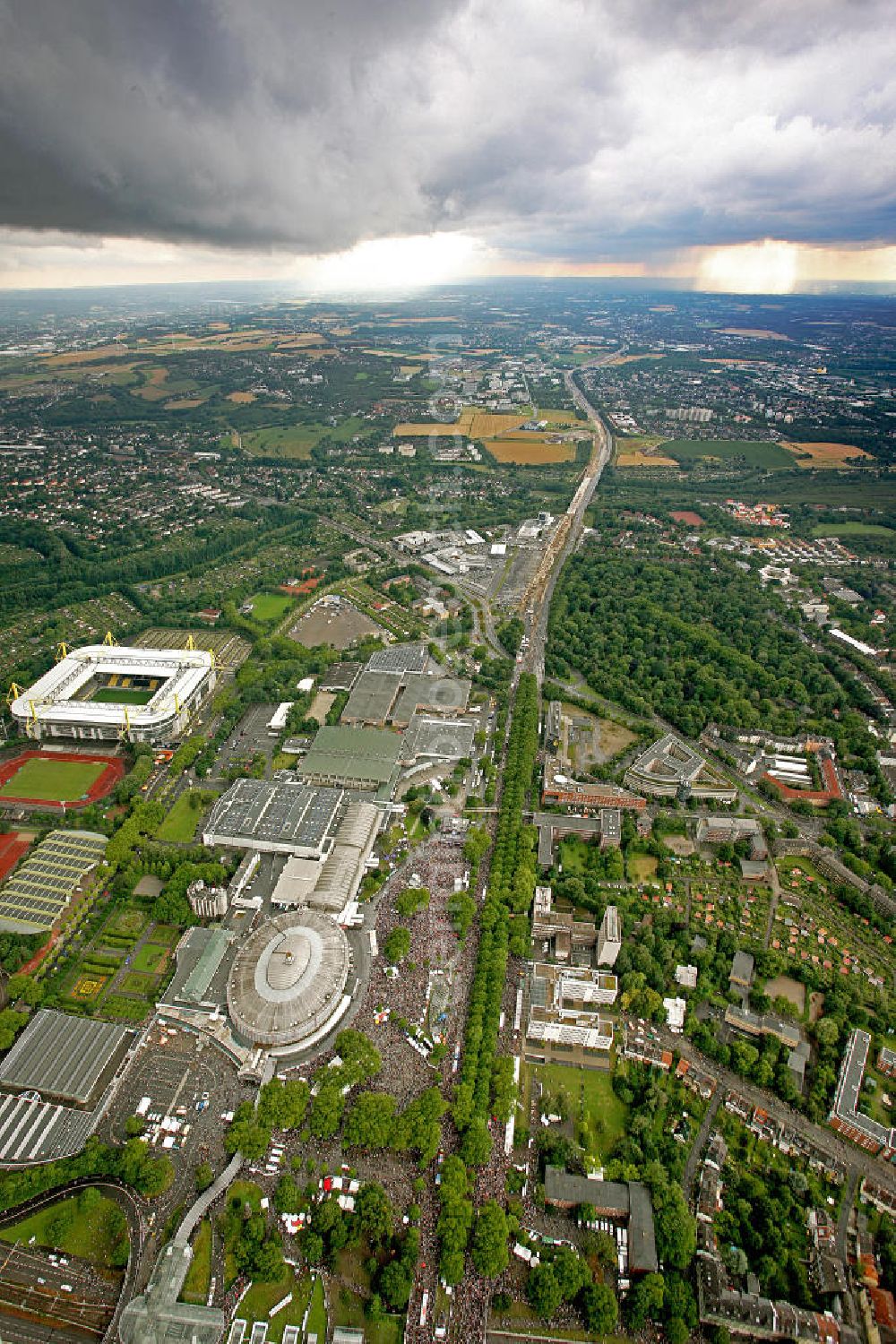 Aerial image Dortmund - Blick über Dortmund mit den Westfalenhallen und dem Signal-Iduna-Park (früher Westfalenstadion) des Fußball-Bundesligisten Borussia Dortmund. View over Dortmund with the Westfalenhallen and the Signal-Iduna-Park (formerly the Westfalen Stadium), home ground of the Bundesliga football team Borussia Dortmund.