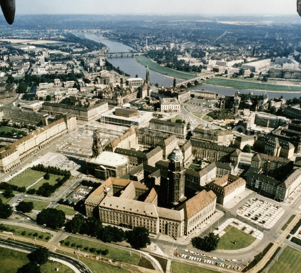 Dresden from above - Stadtansicht der Dresdner Altstadt. Im Vordergrund der Rathausplatz mit der Kreuzkirche , dahinter der Altstdatbereich mit der Ruine der Frauenkirche, der Schloßruine und dem Elbverlauf.