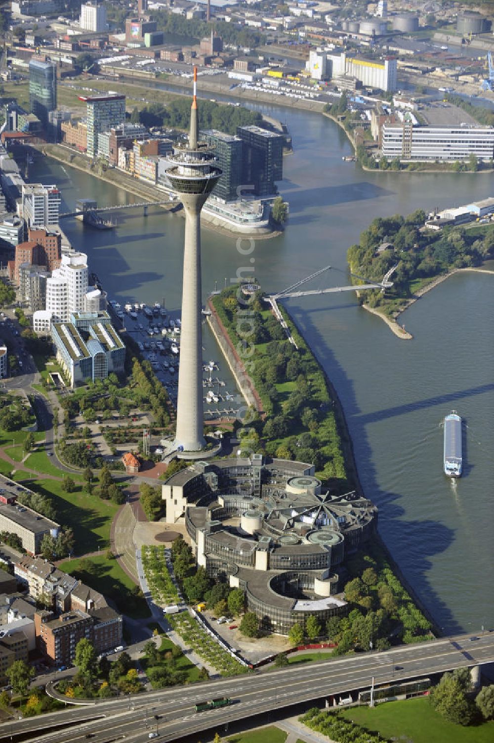 Aerial image Düsseldorf - Sicht auf den Rheinturm, den Landtag von NRW und auf das Stadtor. View to the Rhine Tower, the seat of the government of the federal state Northrhine Westphalia and the city gate.