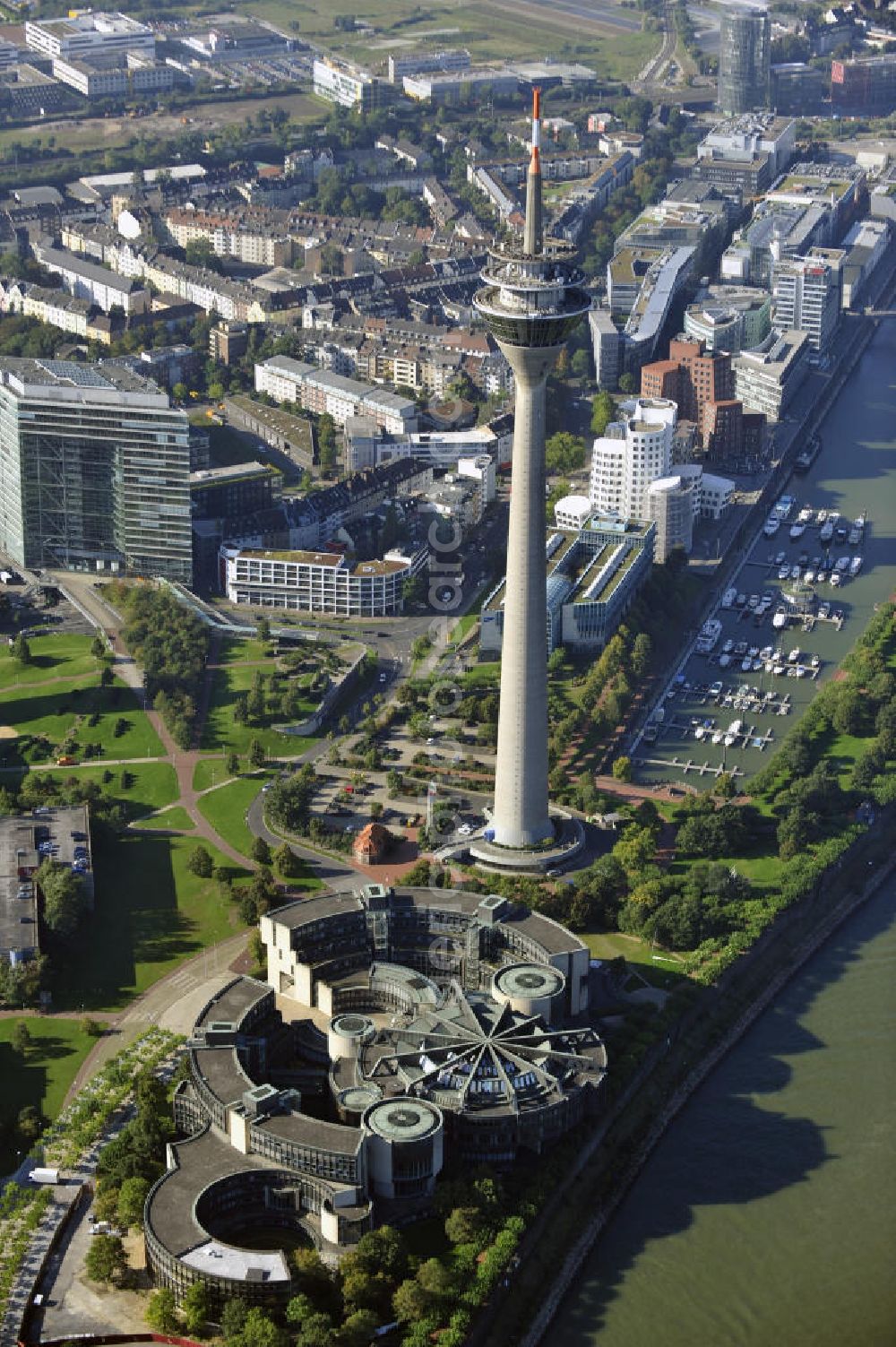 Düsseldorf from above - Sicht auf den Rheinturm, den Landtag von NRW und auf das Stadtor. View to the Rhine Tower, the seat of the government of the federal state Northrhine Westphalia and the city gate.