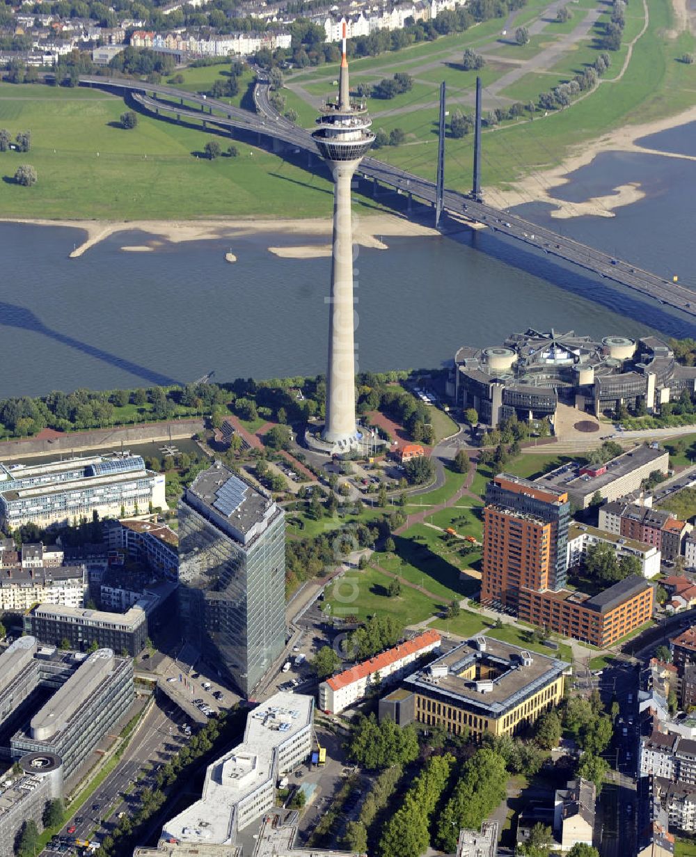 Düsseldorf from the bird's eye view: Sicht auf den Rheinturm, den Landtag von NRW und auf das Stadttor. View to the Rhine Tower, the seat of the government of the federal state Northrhine Westphalia and the city gate.