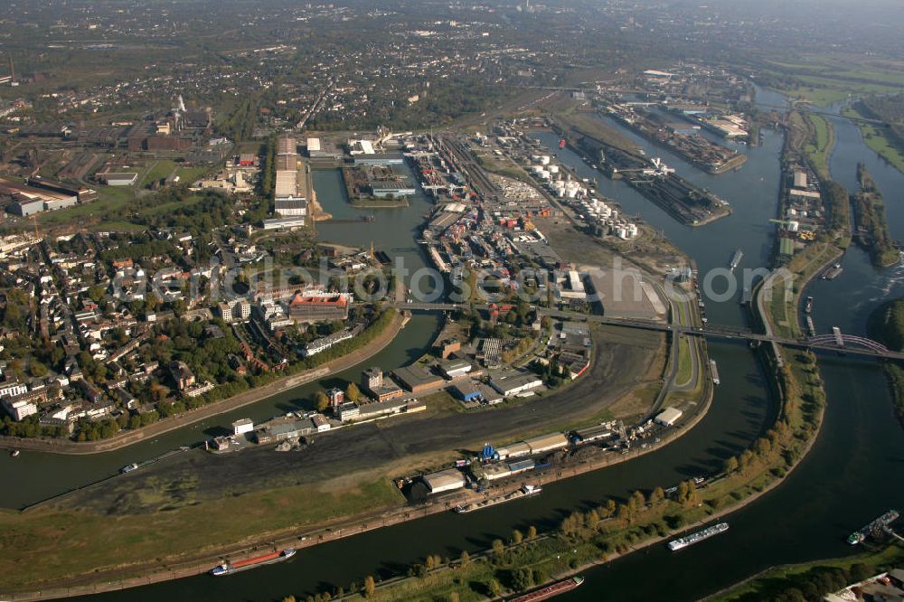 Aerial photograph Duisburg - Stadtansicht mit Blick auf das Tausendfensterhaus, Parkhaus und Aerztehaus in einem Hellmich-Bau. Walter Hellmich ist ein Bau-Unternehmern und Hoffnungstraeger als Praesident des MSV Duisburg.