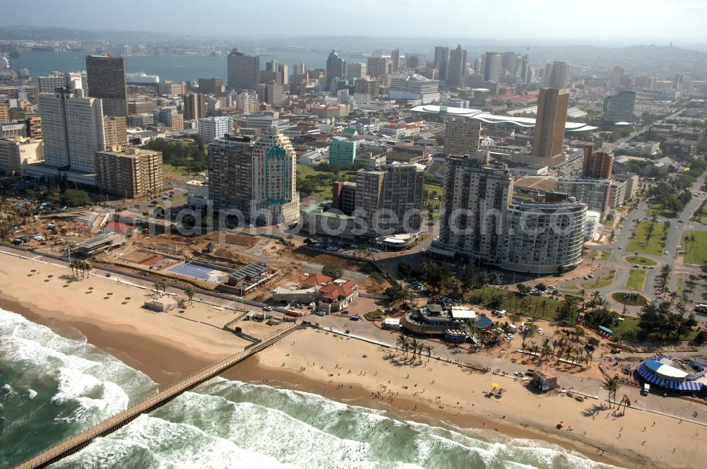 Durban from above - Stadtansicht von Durban in der Provinz KwaZulu-Natal von Südafrika, einem Austragungsort der Fußball- Weltmeisterschaft 2010. Cityscape from Durban in South Africa a venue of the 2010 FIFA World Cup.