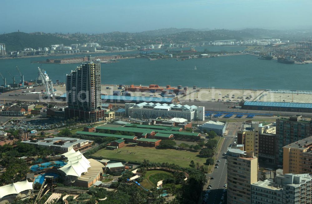 Durban from above - Stadtansicht von Durban in der Provinz KwaZulu-Natal von Südafrika, einem Austragungsort der Fußball- Weltmeisterschaft 2010. Cityscape from Durban in South Africa a venue of the 2010 FIFA World Cup.