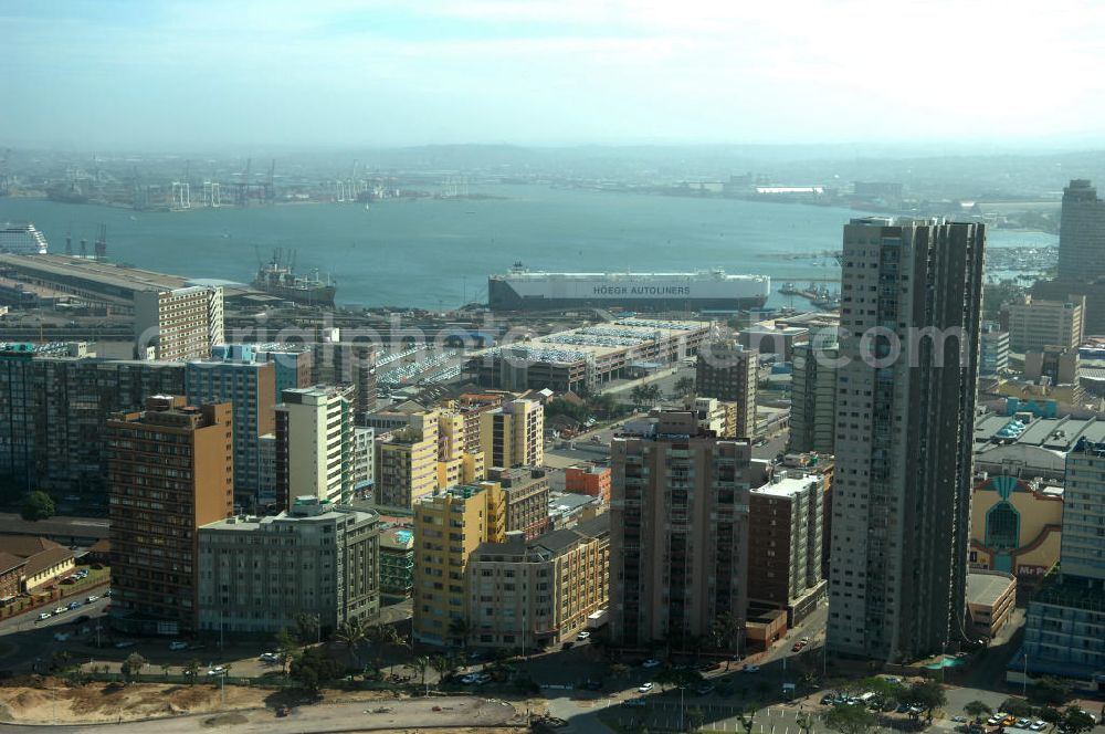 Durban from above - Stadtansicht von Durban in der Provinz KwaZulu-Natal von Südafrika, einem Austragungsort der Fußball- Weltmeisterschaft 2010. Cityscape from Durban in South Africa a venue of the 2010 FIFA World Cup.