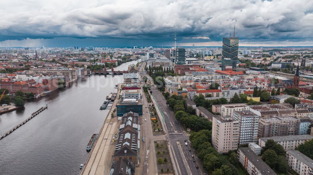 Aerial photograph Berlin - District on the former port Osthafen on shore of Spree in the city in the district Friedrichshain in Berlin, Germany