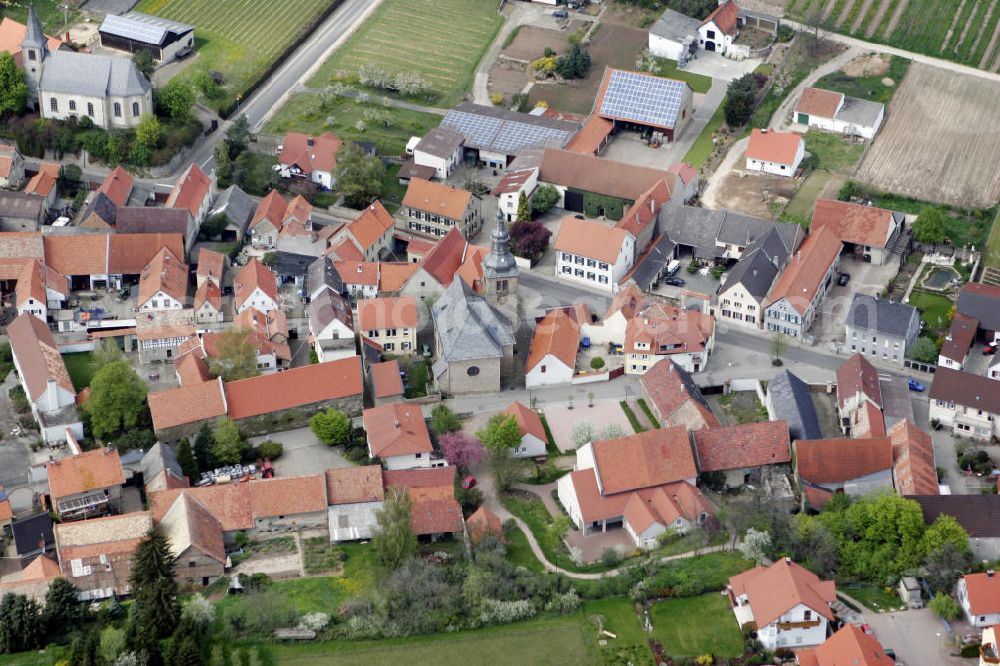 Eimsheim from above - Blick auf die Ortsgemeinde Eimsheim im Landkreis Mainz-Bingen in Rheinland-Pfalz, mit der evangelischen Kirche im Zentrum. Die Ortschaft gehört der Verbandsgemeinde Guntersblum an. View to the center of the village Eimsheim in the administrative district Mainz-Bingen.