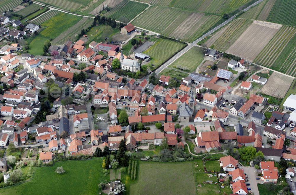 Eimsheim from the bird's eye view: Blick auf die Ortsgemeinde Eimsheim im Landkreis Mainz-Bingen in Rheinland-Pfalz, mit der evangelischen Kirche im Zentrum. Die Ortschaft gehört der Verbandsgemeinde Guntersblum an. View to the center of the village Eimsheim in the administrative district Mainz-Bingen.