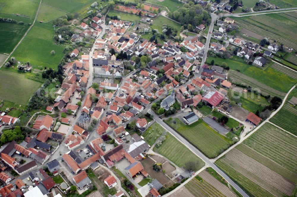 Aerial image Eimsheim - Blick auf die Ortsgemeinde Enkirch Eimsheim im Landkreis Mainz-Bingen in Rheinland-Pfalz, mit der evangelischen Kirche im Zentrum. Die Ortschaft gehört der Verbandsgemeinde Guntersblum an. View to the center of the village Eimsheim in the administrative district Mainz-Bingen.