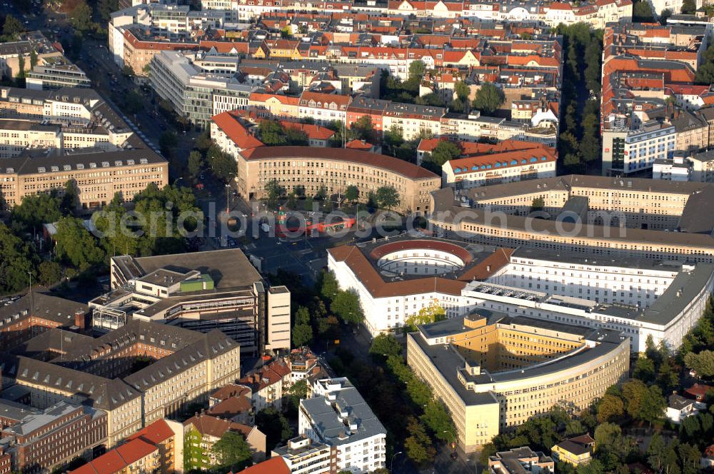 Berlin from above - Stadtansicht auf einen Teil des Hohenzollerndamms in Berlin Charlottenburg-Wilmersdorf. Im Zentrum des Bilder liegt der Fehrbelliner Platz, der am Kreuzungspunkt des Hohenzollerndamms mit der Brandenburgischen Stra?e liegt. Im Vordergrund und in der Bildmitte sind die Verwaltungsgeb?ude zu sehen, die sich an dem Platz angesiedelt haben. Im Norden befindet sich ein Wohngebiet.