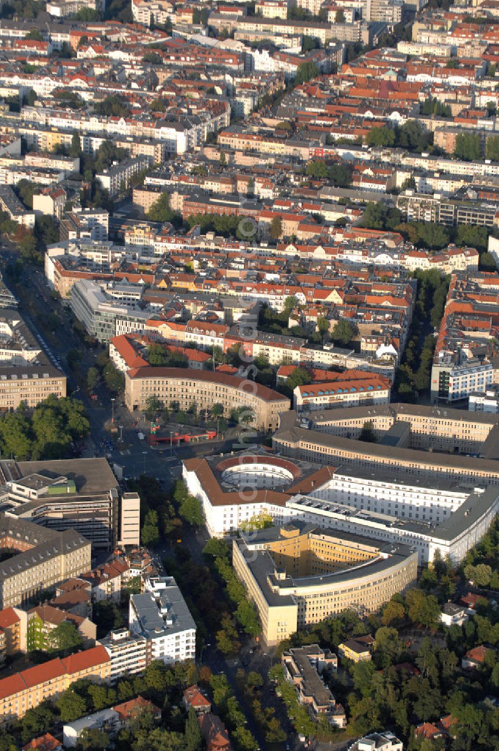 Aerial image Berlin - Stadtansicht auf einen Teil des Hohenzollerndamms in Berlin Charlottenburg-Wilmersdorf. Im Zentrum des Bilders liegt der Fehrbelliner Platz, der am Kreuzungspunkt des Hohenzollerndamms mit der Brandenburgischen Stra?e liegt. Im Vordergrund und in der Bildmitte sind die Verwaltungsgeb?ude zu sehen, die sich an dem Platz angesiedelt haben. Im Norden befindet sich ein Wohngebiet.