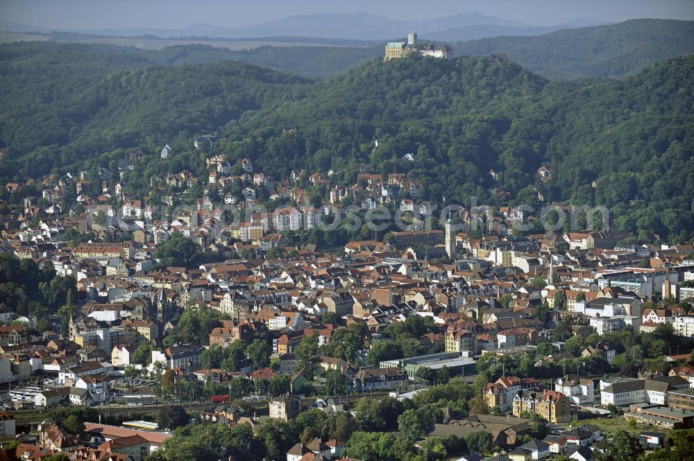 Aerial photograph Eisenach - Blick auf das Stadtzentrum von Eisenach und die Wartburg-Stiftung Eisenach, ein UNESCO-Weltkulturerbe. View of the city center of Eisenach and Wartburg-Stiftung Eisenach Castle, an UNESCO World Heritage Site.