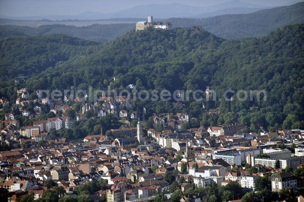 Eisenach from the bird's eye view: Blick auf das Stadtzentrum von Eisenach und die Wartburg-Stiftung Eisenach, ein UNESCO-Weltkulturerbe. View of the city center of Eisenach and Wartburg-Stiftung Eisenach Castle, an UNESCO World Heritage Site.