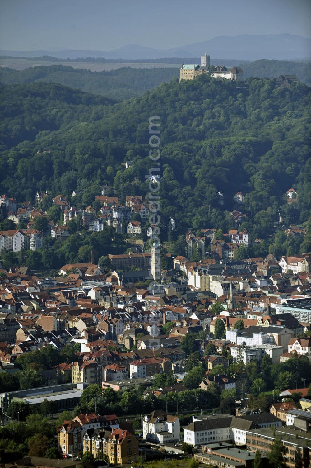 Aerial image Eisenach - Blick auf das Stadtzentrum von Eisenach und die Wartburg-Stiftung Eisenach, ein UNESCO-Weltkulturerbe. View of the city center of Eisenach and Wartburg-Stiftung Eisenach Castle, an UNESCO World Heritage Site.