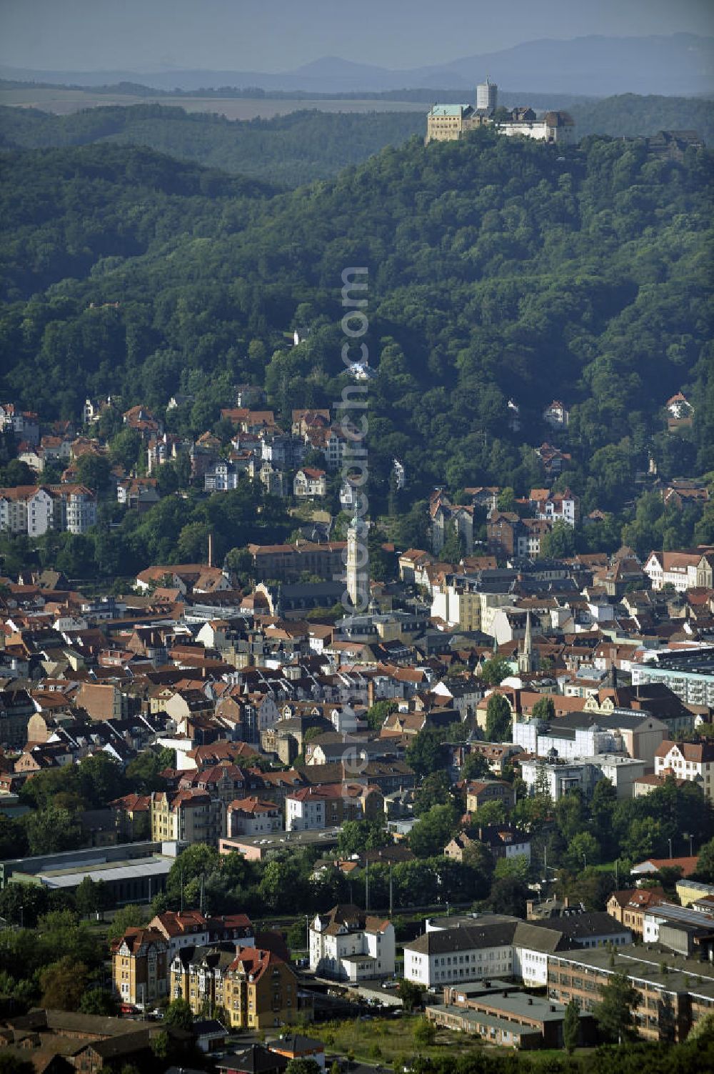 Aerial photograph Eisenach - Blick auf das Stadtzentrum von Eisenach und die Wartburg-Stiftung Eisenach, ein UNESCO-Weltkulturerbe. View of the city center of Eisenach and Wartburg-Stiftung Eisenach Castle, an UNESCO World Heritage Site.