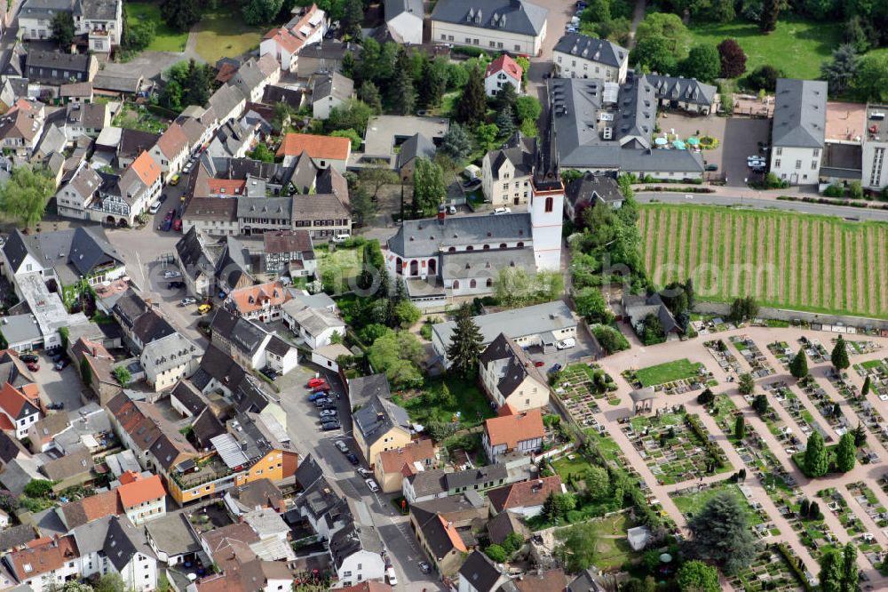 Aerial image Eltville am Rhein - Blick auf die Stadt Eltville am Rhein in Hessen, mit dem Stadtteil Erbach, dem Friedhof und der St.Markus Kirche, die im 15. Jahrhundert errichtet wurde. View to the city of Eltville am Rhein in Hesse, with the district Erbach, the graveyard and the St. Markus church.