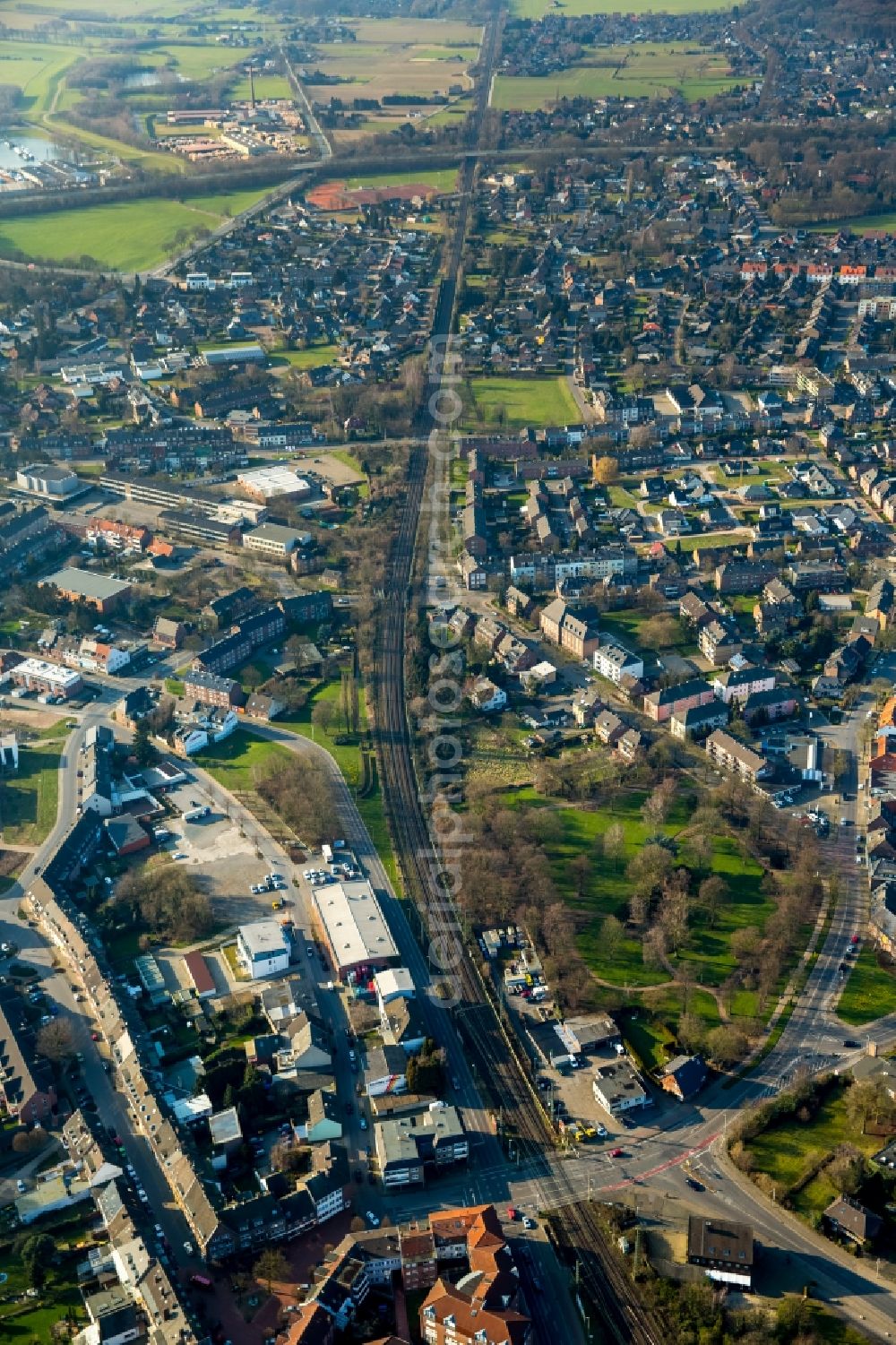 Aerial image Emmerich am Rhein - Cityscape from Emmerich am Rhein with the freight line Betuwe Line Deutsche Bahn in North Rhine-Westphalia. Here at the level crossing at the Lion Gate