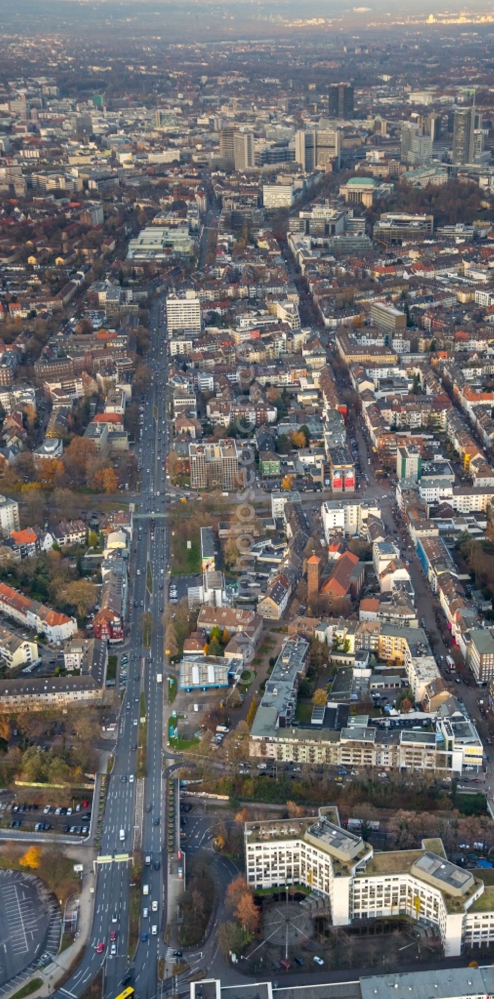 Essen from above - City view along the Alfredstrasse - federal road B 224 in Essen in the state North Rhine-Westphalia