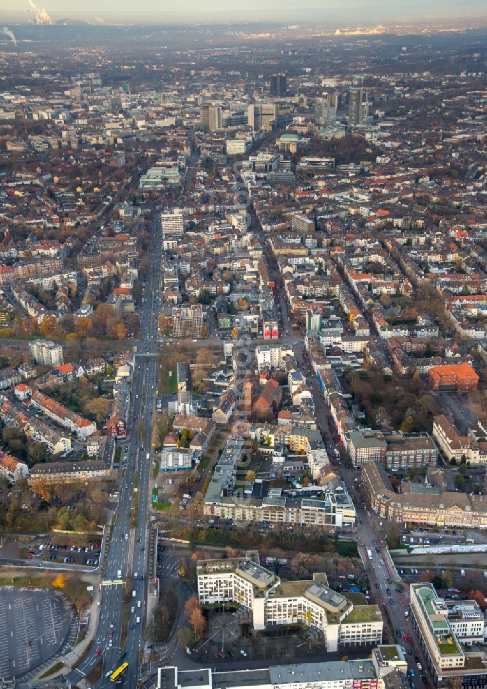 Essen from the bird's eye view: City view along the Alfredstrasse - federal road B 224 in Essen in the state North Rhine-Westphalia