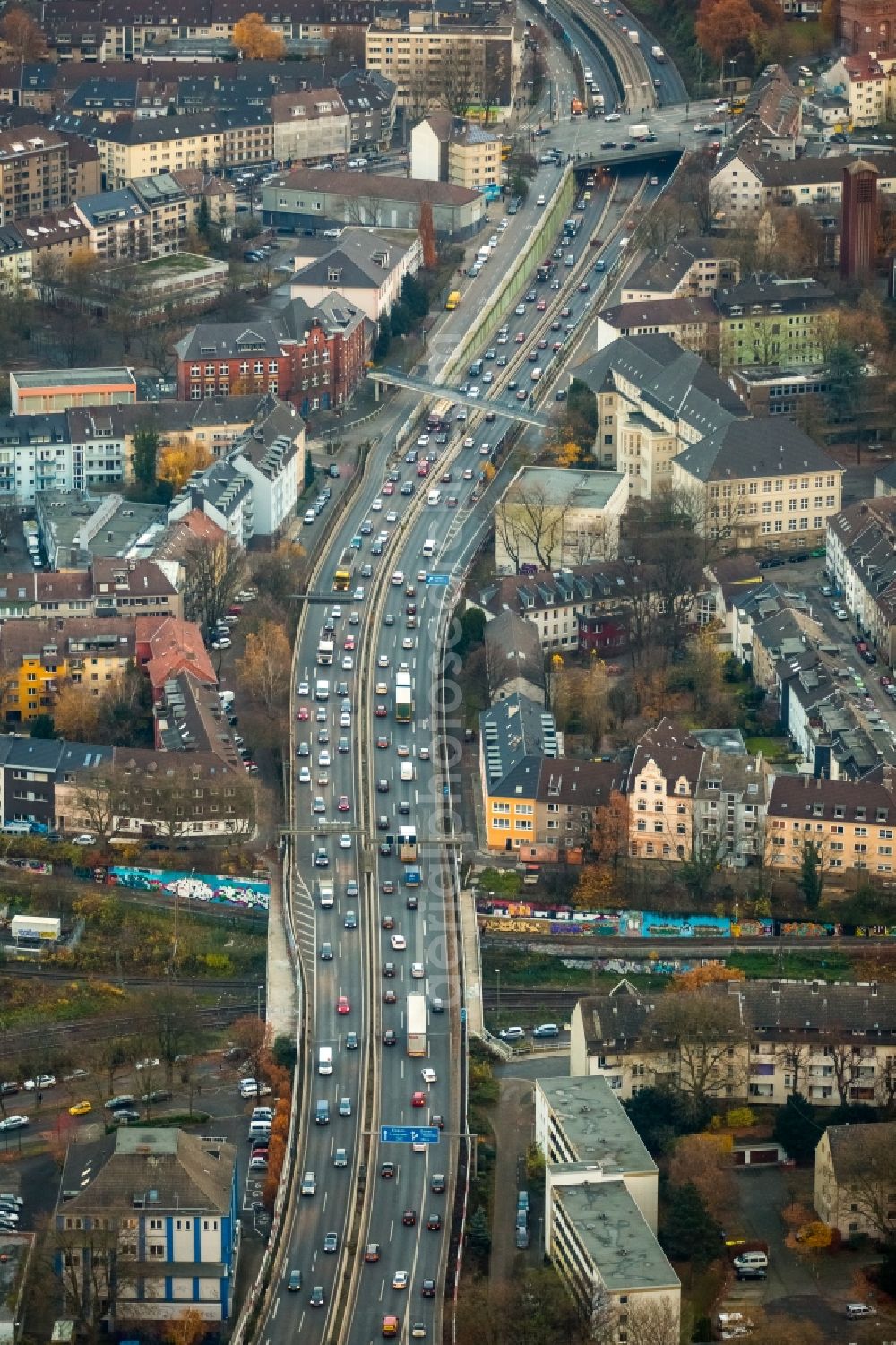 Aerial photograph Essen - City view along the federal highway A 40 in Essen in the state North Rhine-Westphalia