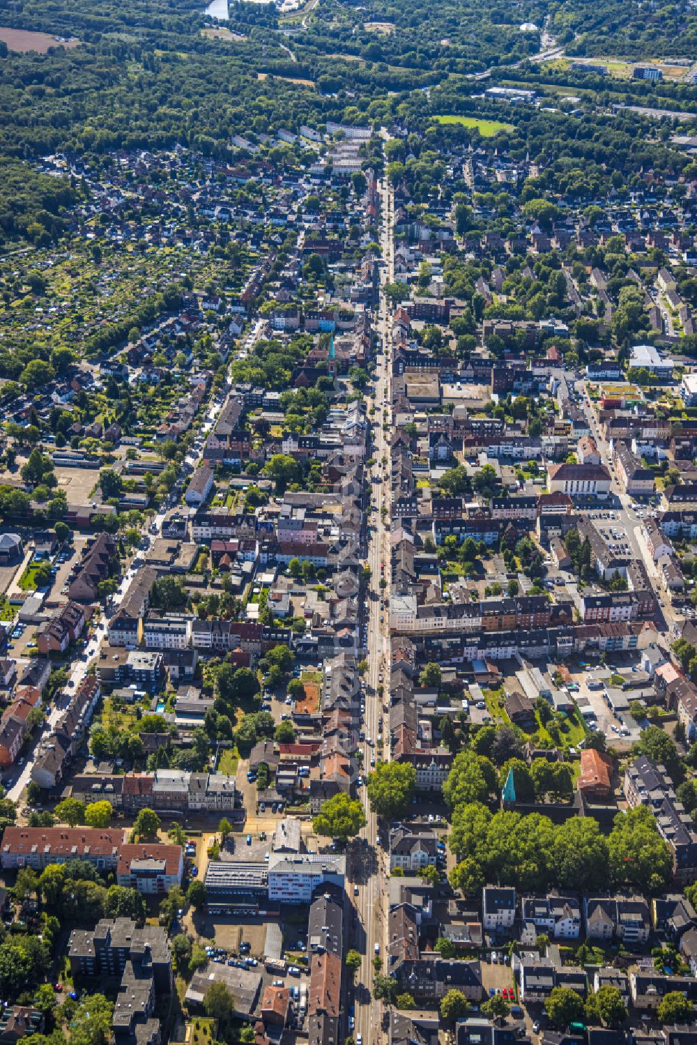 Gelsenkirchen from the bird's eye view: City view in the urban area along the federal highway 226 in the district Erle in Gelsenkirchen in the Ruhr area in the state North Rhine-Westphalia, Germany