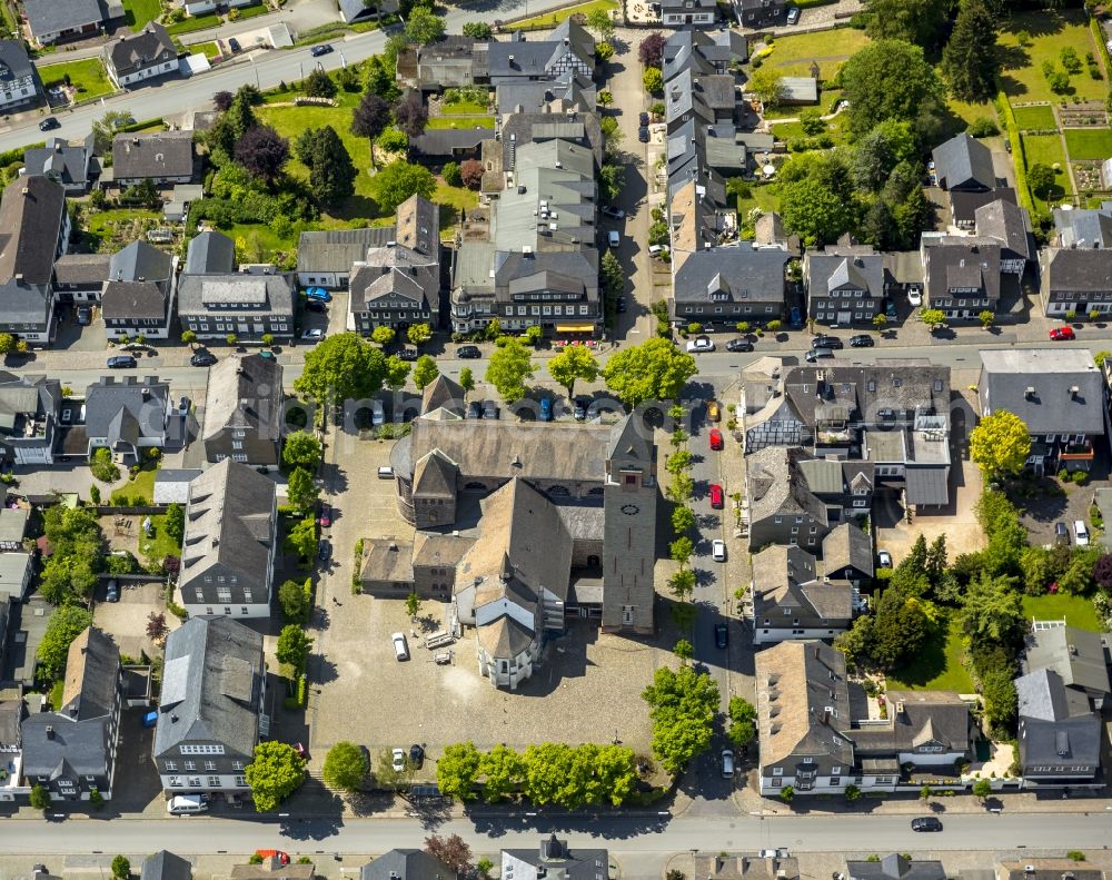 Schmallenberg from the bird's eye view: Cityscape along West Street and East Street with St. Alexan der's Church in Schmallenberg in the Sauerland district in North Rhine-Westphalia