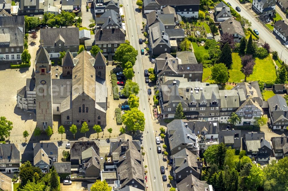 Schmallenberg from the bird's eye view: Cityscape along West Street and East Street with St. Alexan der's Church in Schmallenberg in the Sauerland district in North Rhine-Westphalia